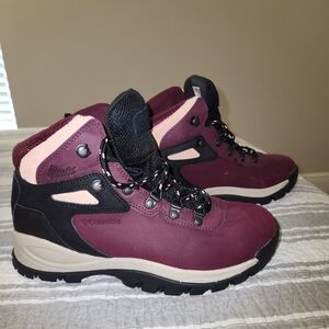 Columbia Hiking Boots - Womens 8